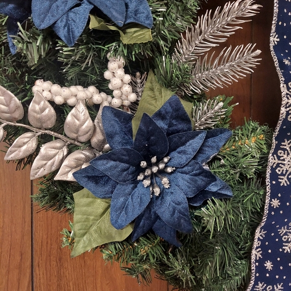 Blue and silver poinsettia wreath with lights - Picture 4 of 16